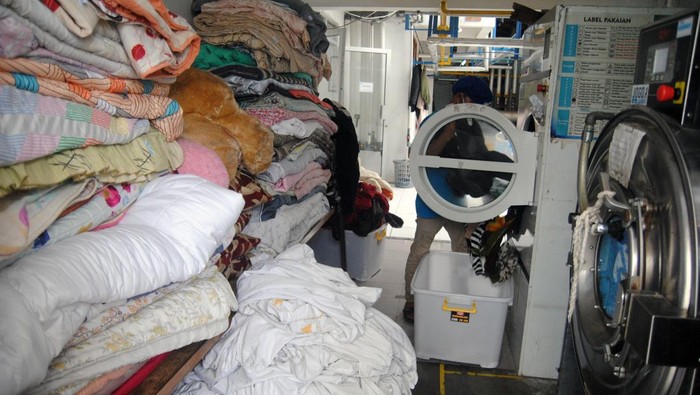 Bisnis Laundry Banjir Order Usai Libur Lebaran Pekerja memasukkan pakaian kedalam mesin pengering di Laundry Rocket Wash, Tanah Baru, Depok, Jawa Barat, Rabu (11/5/2022). Pascalibur lebaran jasa cuci pakaian kiloan mengalami peningkatan permintaan hingga dua kali lipat atau mencapai 180 kilogram pakaian per hari. ANTARA FOTO/Asprilla Dwi Adha/foc.
