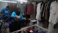 Pekerja menyetrika pakaian di Bogor Laundry, Kelurahan Sukasari, Kota Bogor, Jawa Barat, Rabu (11/5/2022). (Arif Firmansyah/Antara Foto).