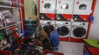 Banjir order juga dialami Laundry Rocket Wash di Tanah Baru, Depok, Jawa Barat, Rabu (11/5/2022). (Asprilla Adha/Antara Foto).