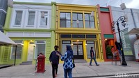 Bangunan warna-wani yang tertata sedemikian rupa, membuat tempat ini begitu enak dipandang mata. Apalagi, jika kamu lihai dalam mengambil gambar, percaya deh puas banget kamu hunting foto kekinian di sini.