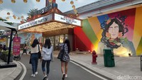 Kamu yang suka banget foto-foto dengan latar yang menarik atau instagramable, wajib datang ke Broadway Alam Sutera ini. Kamu akan diajak merasakan bagaimana suasana jadul Broadway.