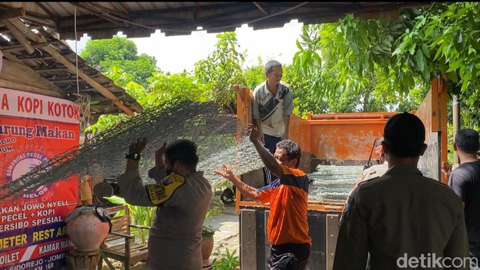 Bronjong kawat untuk memperbaiki tanggul Bengawan Solo di Desa Kauman yang longsor