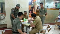 7 PNS Sumut Terjaring Razia Saat Keluyuran di Jam Kerja (2019). Tujuh ASN Kota Medan, Sumut, diciduk anggota Satpol PP saat berada di pusat belanja. ASN ini keluyuran saat jam kerja.