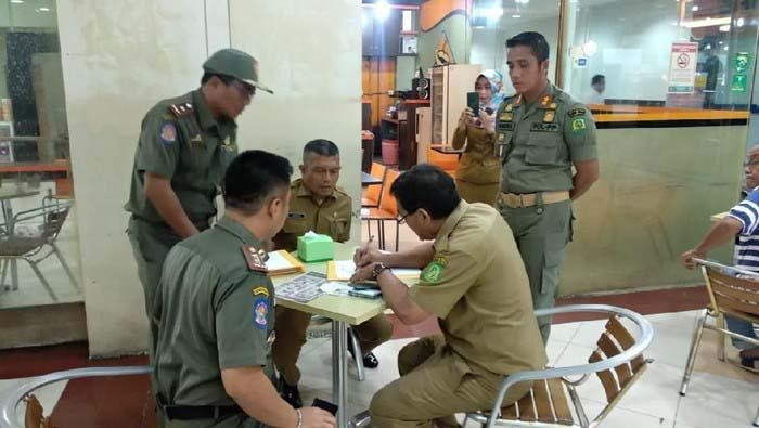Bukan Work From Anywhere, Ini Mah PNS Keluyuran di Jam Kerja Namanya! Wacana PNS bisa Work From Anywhere tengah jadi buah bibir. Apa lagi, kinerja PNS sering jadi sorotan karena kerap kepergok ngeluyur saat jam kerja. Berikut contohnya.