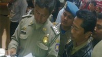 5 PNS Kepergok Keluyuran di BEC (2010). Sebanyak 5 orang pegawai negeri sipil (PNS) terjaring razia di Bandung Electronic Centre (BEC), Jalan Purnawarman, Selasa (21/12/2010). Mereka ditindak kerena keluyuran saat jam kerja.