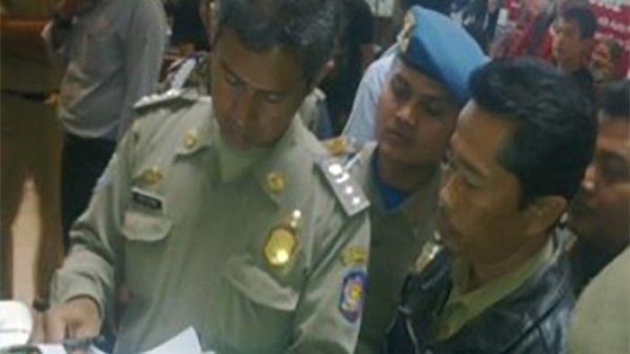 Wacana PNS bisa Work From Anywhere tengah jadi buah bibir. Apa lagi, kinerja PNS sering jadi sorotan karena kerap kepergok ngeluyur saat jam kerja. Berikut contohnya.