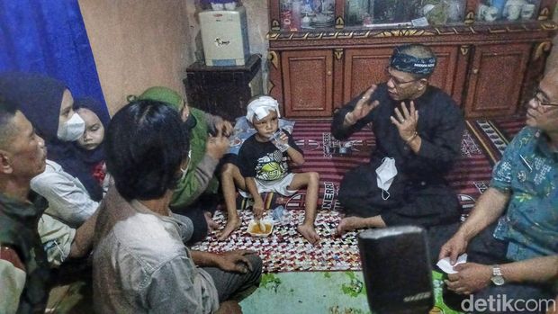Bupati Bandung Dadang Supriatna di kediaman Sahrul.