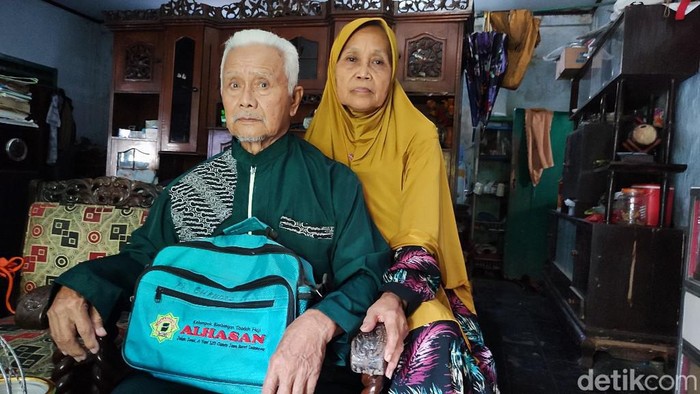 Pasangan calon haji Koniah (75) dan Maman (85) asal Kalapajajar, Kelurahan Ciamis, Ciamis, Jabar yang batal berangkat tahun ini karena pembatasan usia dari Arab Saudi.