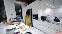 Nah, beginilah area masaknya. Di dominasi warna putih. Penataan peralatan makan dan masak pun ditata rapi di tempatnya masing-masing. Foto: YouTube