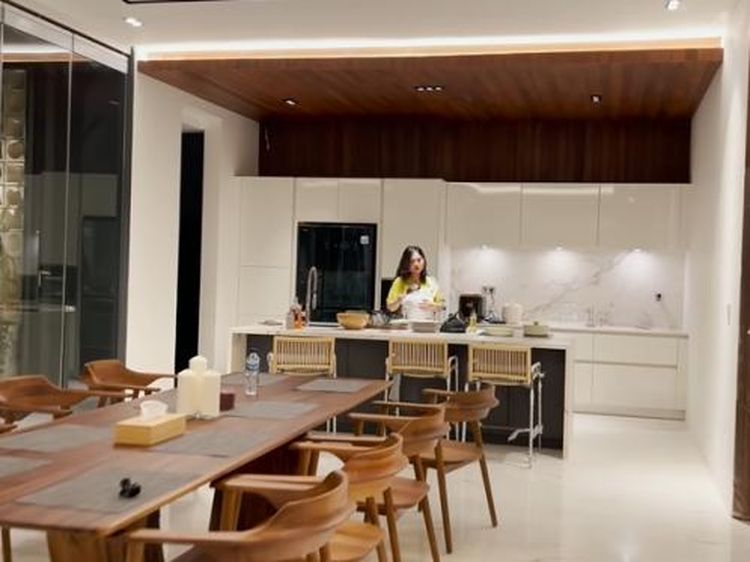 10 Potret Dapur Arief Muhammad dengan Pemandangan Kolam Renang