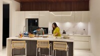 Begini penampilan area makan jika dilihat dari arah area masak. Dengan pemandangan yang mengarah langsung ke kolam renang membuat suasana makan jadi lebih nikmat. Foto: YouTube