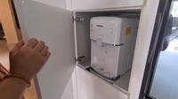 Selain itu, dapurnya juga dilengkapi dengan dispenser. Dispensirnya berukuran mini dan disimpan di tempat yang tertutup.  Foto: YouTube