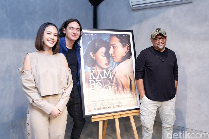 Della Dartyan, Adipati Dolken, dan Rako Prijanto Della Dartyan, Adipati Dolken, dan Rako Prijanto di acara media gathering Film Kambodja, kantor Falcon Pictures Duren Tiga, Jakarta Selatan (11/5/2022) .