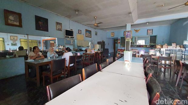 Depot Asmuni Warung Rujak Cingur'e Asmuni di Mojokerto yang sepi tergerus tol