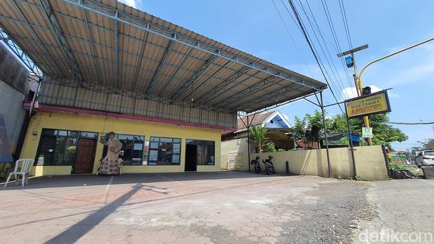 Depot Asmuni Warung Rujak Cingur'e Asmuni di Mojokerto yang sepi tergerus tol