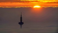 Lautan kabut tebal terlihat menenggelamkan sebuah menara televisi di Frankfurt saat matahari terbit.