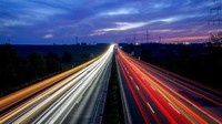 Teknik fotografi long eksposur yang merefleksikan cahaya kota dengan lansekap jalan raya juga terlihat memanjakan mata.