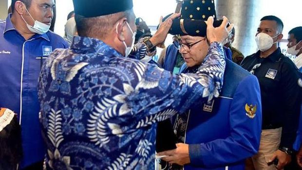 Edy saat menyambut Zulkifli Hasan dengan memasangkan mahkota Mandailing