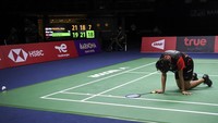 Permainan pun berlanjut ke gim ketiga. Sempat tertinggal dari He Bing Jiao, Bilqis mencoba memperkecil jarak. Meski tampak sudah kelelahan, Bilqis mencoba bangkit untuk membendung permainan He. Match point buat He Bing Jiao, 20-7 gegara pukulan Bilqis out. Selanjutnya He menang, 21-7 dengan pukulan kombinasinya.