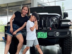 8 Gaya YouTuber Farida Nurhan Beli Mobil Mewah, Pakai Sandal Jepit