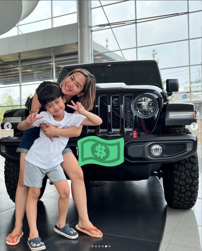 Penampilan santai Farida saat mengunjungi dealer untuk membeli mobil mewah itu pun menjadi sorotan netizen. Tak sedikit yang dibuat salah fokus melihat sandal yang dikenakannya. Salfok sama sandal omayy sandal boleh swalow tapi besi kuda rubicon dong, komentar salah seorang netizen. Tetep swalow ya omay, tambah netizen lain. Foto: Instagram/@farida.nurhan