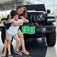 Penampilan santai Farida saat mengunjungi dealer untuk membeli mobil mewah itu pun menjadi sorotan netizen. Tak sedikit yang dibuat salah fokus melihat sandal yang dikenakannya. Salfok sama sandal omayy sandal boleh swalow tapi besi kuda rubicon dong, komentar salah seorang netizen. Tetep swalow ya omay, tambah netizen lain. Foto: Instagram/@farida.nurhan