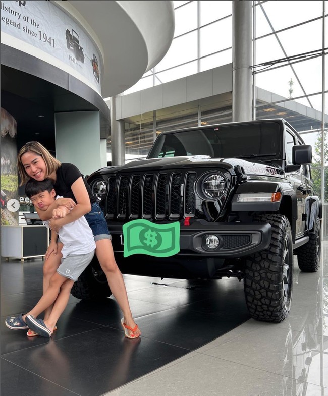 Melalui keterangan unggahannya Farida menceritakan jika dirinya harus menunggu selama 9 bulan demi mendapatkan mobil impiannya itu. Ia pun tampak memberikan motivasi untuk para netizen agar terus semangat hingga bisa memperoleh apa yang diimpikan. Foto: Instagram/@farida.nurhan