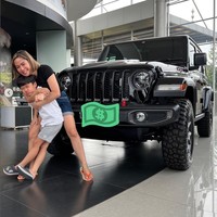 Melalui keterangan unggahannya Farida menceritakan jika dirinya harus menunggu selama 9 bulan demi mendapatkan mobil impiannya itu. Ia pun tampak memberikan motivasi untuk para netizen agar terus semangat hingga bisa memperoleh apa yang diimpikan. Foto: Instagram/@farida.nurhan