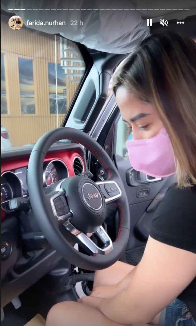 Sebelumnya wanita berambut pendek yang kerap disapa Omay itu sempat merasa bingung akan memilih mobil yang mana sampai akhirnya pilihan jatuh ke mobil Wrangler Rubicon yang berwarna hitam. Foto: Instagram/@farida.nurhan