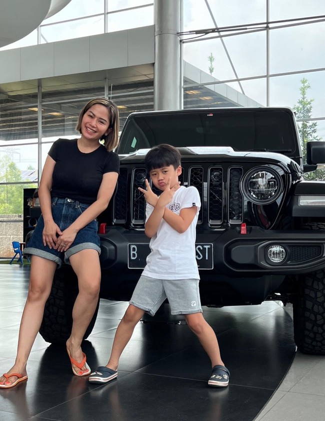 Melalui akun Instagram pribadinya, Farida Nurhan tampak membagikan momen ketika dirinya membeli sebuah mobil mewah berharga miliaran. Uniknya saat pergi ke dealer mobil Farida tampak berpenampilan santai. Gayanya pun jadi sorotan. Foto: Instagram/@farida.nurhan