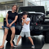 Melalui akun Instagram pribadinya, Farida Nurhan tampak membagikan momen ketika dirinya membeli sebuah mobil mewah berharga miliaran. Uniknya saat pergi ke dealer mobil Farida tampak berpenampilan santai. Gayanya pun jadi sorotan. Foto: Instagram/@farida.nurhan