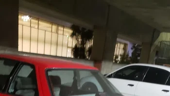 Mobil merah melayang. Foto: Reddit