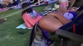 Hayo jangan salah lihat. Itu di tengah adalah sandal. Foto: Reddit