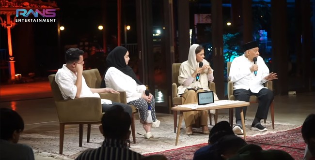 Penampilan Nagita Slavina berhijab ini berawal dari momennya bersama Raffi Ahmad ikut serta dalam sebuah acara yang sama dengan Najwa Shihab, serta ayahanda Quraish Shihab. Setelah acara selesai, Gigi mengajak Najwa ke lokasi yang penuh dengan berbagai jajanan. Foto: Dok. Youtube Rans Entertaiment.