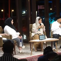 Penampilan Nagita Slavina berhijab ini berawal dari momennya bersama Raffi Ahmad ikut serta dalam sebuah acara yang sama dengan Najwa Shihab, serta ayahanda Quraish Shihab. Setelah acara selesai, Gigi mengajak Najwa ke lokasi yang penuh dengan berbagai jajanan. Foto: Dok. Youtube Rans Entertaiment.