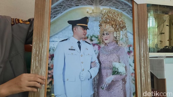 Foto pernikahan Briptu Suci Darma dan suaminya Damsir Khalik