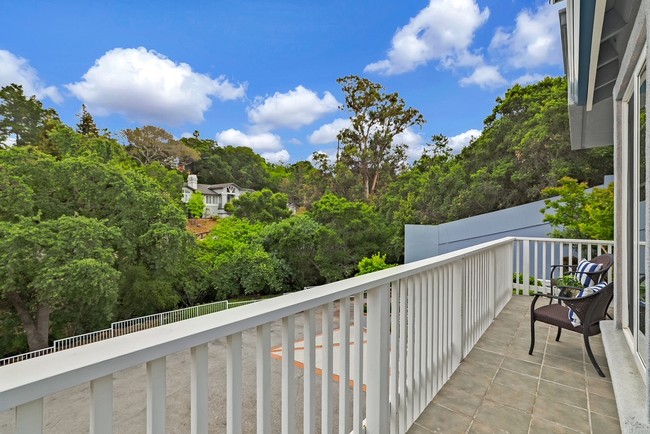 Pemandangan yang terlihat dari balkon teras depan rumah. Mark Zuckerberg dan kawan-kawannya mulai menyewa rumah tersebut pada 14 September 2004. Mark cukup melihat rumah dari luar dan langsung menawar untuk menyewa tanpa mengecek dulu ke dalam rumah, kenang Judy Fusco, pemilik rumah tersebut, kepada New York Post baru-baru ini. (Foto: Dok. Live Play Real Estate)