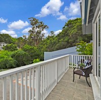 Pemandangan yang terlihat dari balkon teras depan rumah. Mark Zuckerberg dan kawan-kawannya mulai menyewa rumah tersebut pada 14 September 2004. Mark cukup melihat rumah dari luar dan langsung menawar untuk menyewa tanpa mengecek dulu ke dalam rumah, kenang Judy Fusco, pemilik rumah tersebut, kepada New York Post baru-baru ini. (Foto: Dok. Live Play Real Estate)