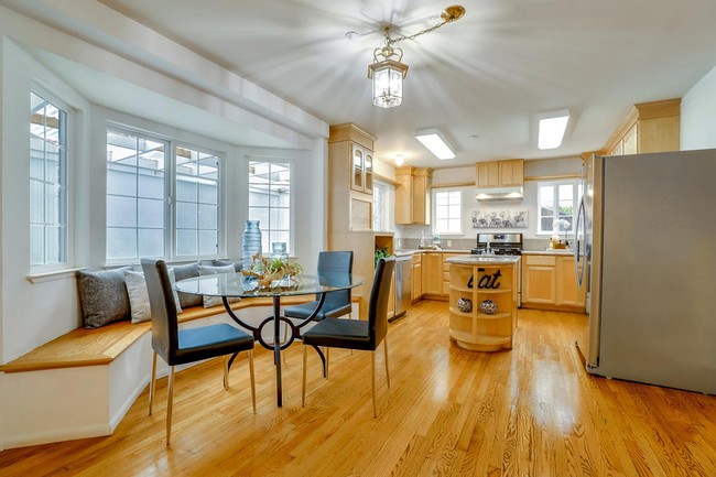 Bagian dapur didominasi material kayu. Terdapat meja sarapan berkonsep nook di pojokan. (Foto: Dok. Live Play Real Estate)