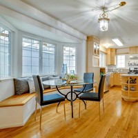 Bagian dapur didominasi material kayu. Terdapat meja sarapan berkonsep nook di pojokan. (Foto: Dok. Live Play Real Estate)