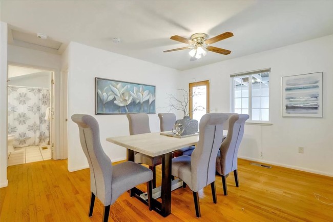 Ruangan untuk meja makan formal juga tetap ada. Rumah ini dilengkapi banyak jendela yang memungkinkan cahaya alami masuk. (Foto: Dok. Live Play Real Estate)