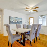 Ruangan untuk meja makan formal juga tetap ada. Rumah ini dilengkapi banyak jendela yang memungkinkan cahaya alami masuk. (Foto: Dok. Live Play Real Estate)