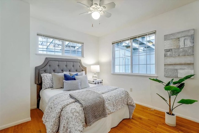 Inilah salah satu kamar di Casa de Facebook. Perpaduan interior bergaya klasik dan minimalis menjadi daya tarik tersendiri. (Foto: Dok. Live Play Real Estate)