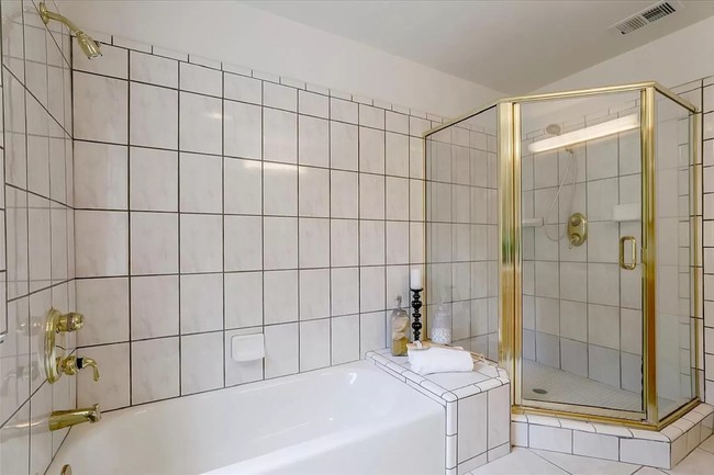 Kamar mandi utama lengkap dengan bathtub dan shower. Mungkin di sini tempat Mark mencari inspirasi untuk mengembangkan Facebook yang kini bernilai US$ 570 miliar. (Foto: Dok. Live Play Real Estate)