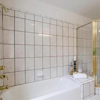 Kamar mandi utama lengkap dengan bathtub dan shower. Mungkin di sini tempat Mark mencari inspirasi untuk mengembangkan Facebook yang kini bernilai US$ 570 miliar. (Foto: Dok. Live Play Real Estate)