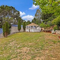 Halaman belakang yang luas cukup untuk mengakomodasi berbagai aktivitas. Siapa yang mau tinggal di rumah ini? (Foto: Dok. Live Play Real Estate)