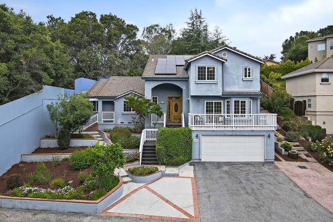 Mark Zuckerberg bersama Dustin Moskovitz dan Sean Parker mendirikan Facebook dari sebuah rumah di Los Altos, California, AS. Inilah penampakan rumah berdesain semi American modern tersebut dari depan. Kini, untuk pertama kalinya, rumah yang menjadi saksi bisu kelahiran Facebook itu dijual ke pasaran dengan harga US$ 5,3 juta atau sekitar Rp 77,5 miliar. (Foto: Dok. Live Play Real Estate)