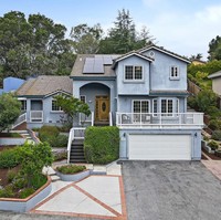 Mark Zuckerberg bersama Dustin Moskovitz dan Sean Parker mendirikan Facebook dari sebuah rumah di Los Altos, California, AS. Inilah penampakan rumah berdesain semi American modern tersebut dari depan. Kini, untuk pertama kalinya, rumah yang menjadi saksi bisu kelahiran Facebook itu dijual ke pasaran dengan harga US$ 5,3 juta atau sekitar Rp 77,5 miliar. (Foto: Dok. Live Play Real Estate)