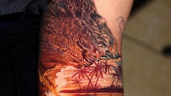 Lukisan tato menggambarhkan hutan dan matahari. Foto: Brightside