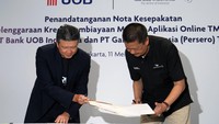 Presiden Direktur UOB Indonesia, Hendra Gunawan (kiri), bersama Direktur Utama Garuda Indonesia, Irfan Setiaputra (kanan), menandatangani nota kesepakatan di UOB Plaza, Jakarta.